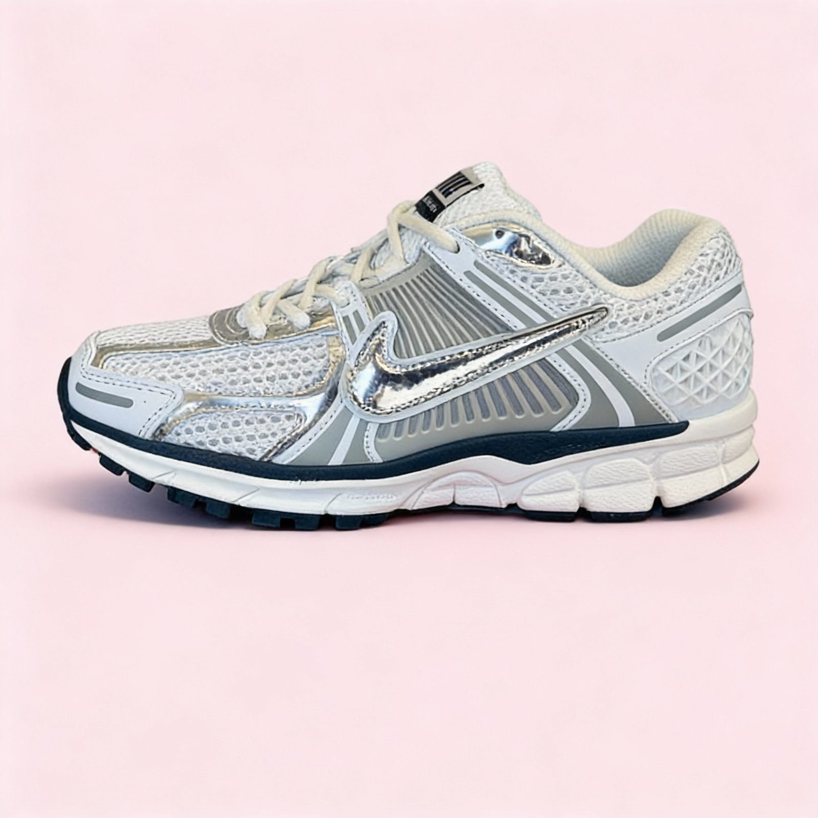 Sneakers Nike Vomero 5 – Silver Chrome & Pure White