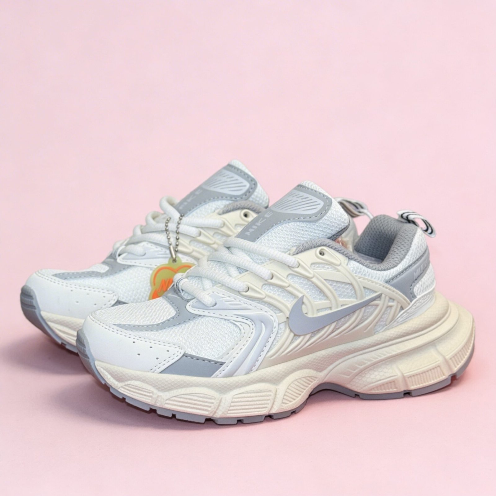 Nike V2K Run "Pure Platinum" – Elegancia Minimalista y Retro