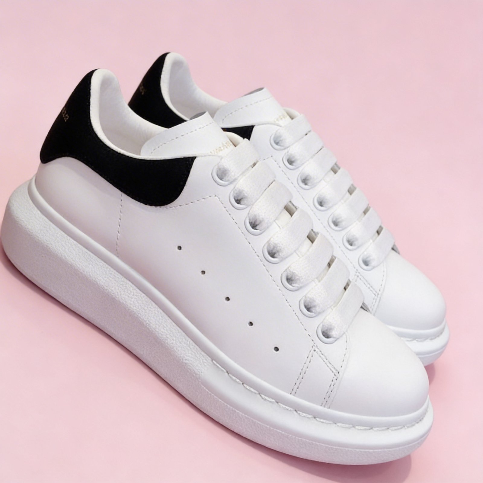 Sneakers Alexander McQueen – Oversized Classic White & Black - Imagen 2