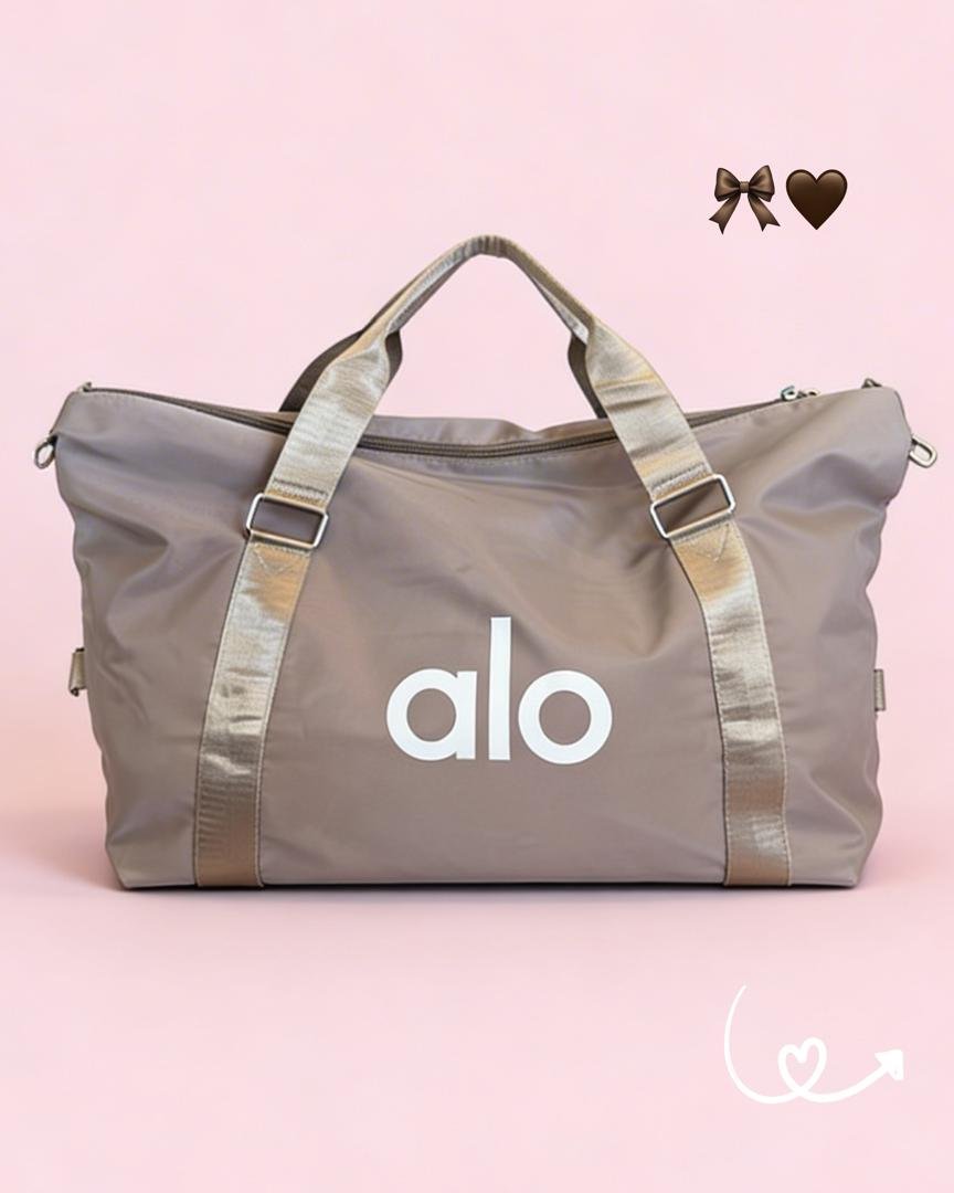 Bolso Duffle Alo Yoga, Edición Especial Coquette en Beige Perlado y Oro Rosa