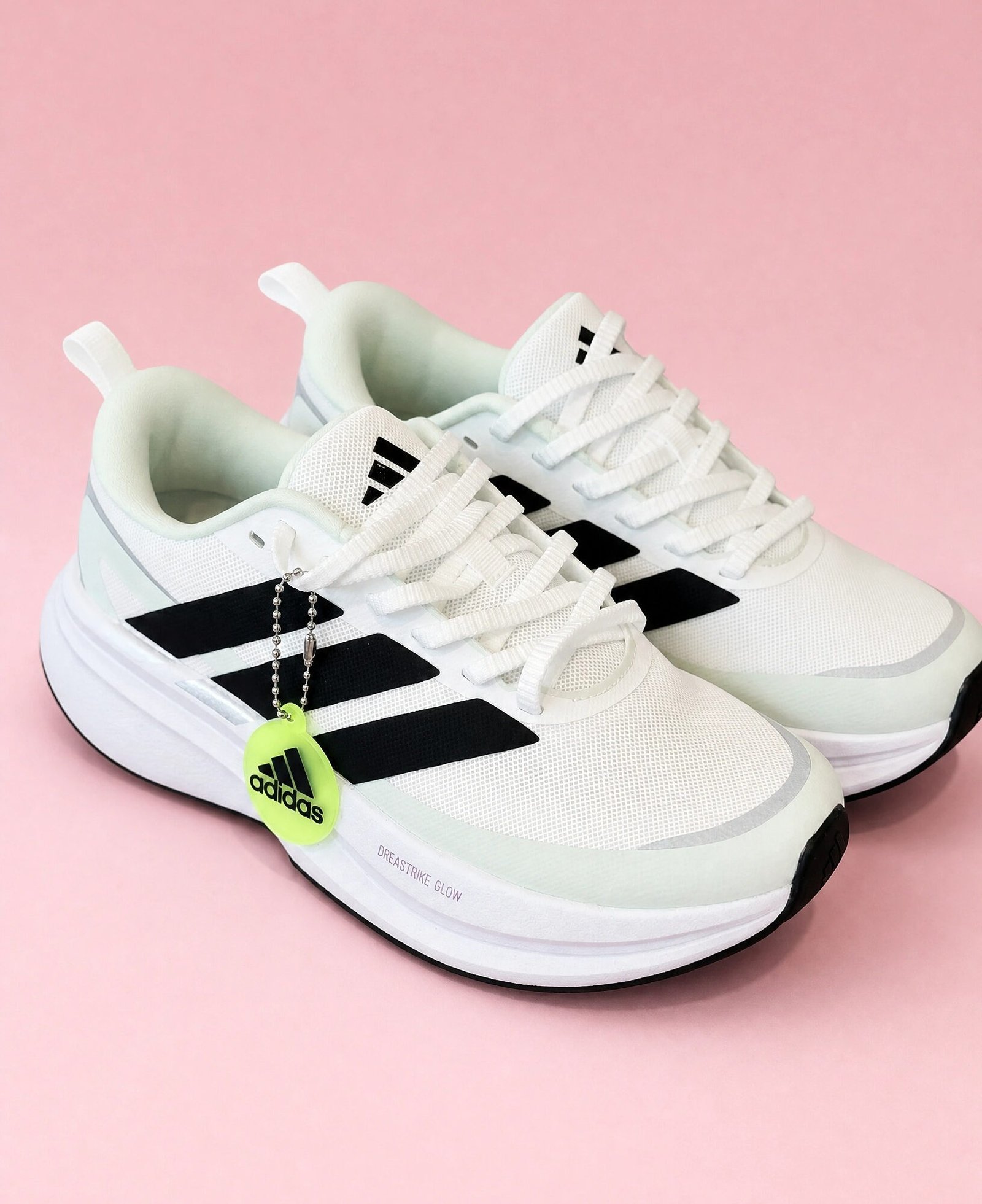 Adidas Dreamstrike Glow: Energía y Confort en Cada Paso
