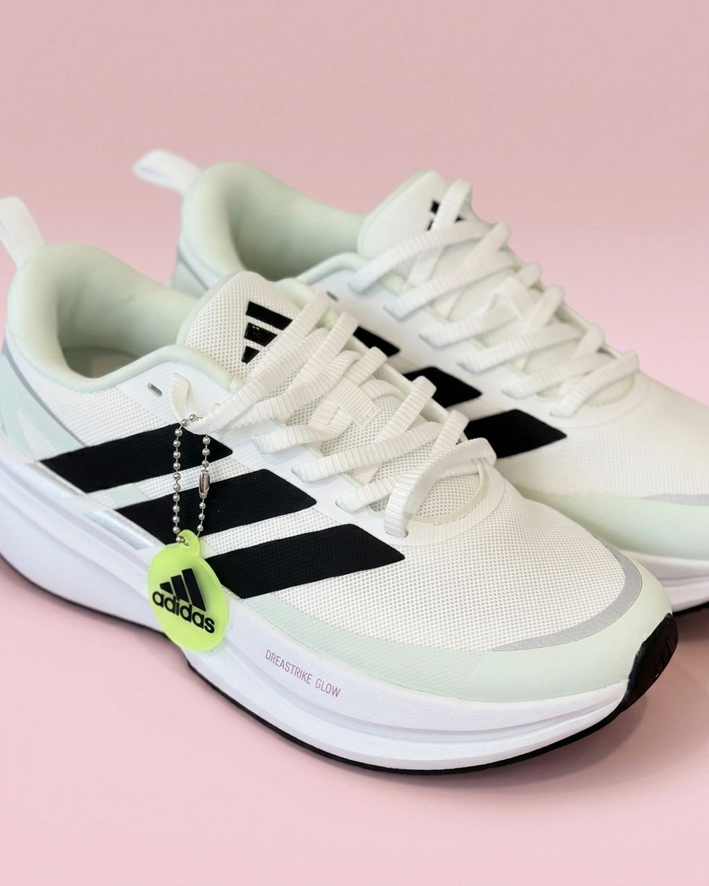 Adidas Dreamstrike Glow: Energía y Confort en Cada Paso