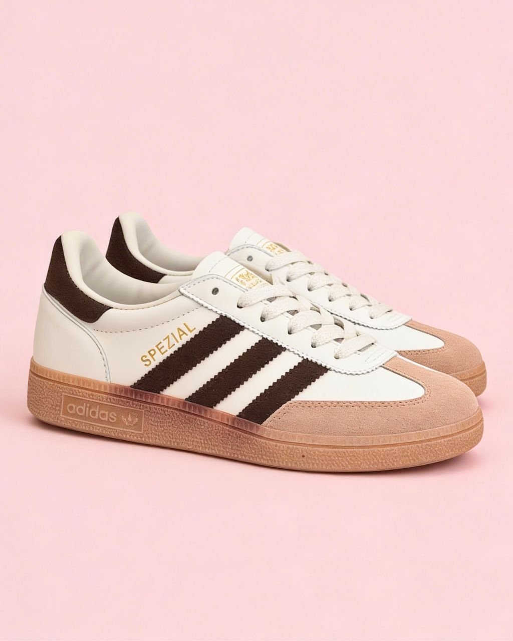 Spezial Earth Tones: Elegancia en blanco con detalles en café